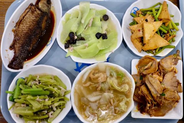 宁波的浙江万里学院有个网红食堂，进来随意感受一下