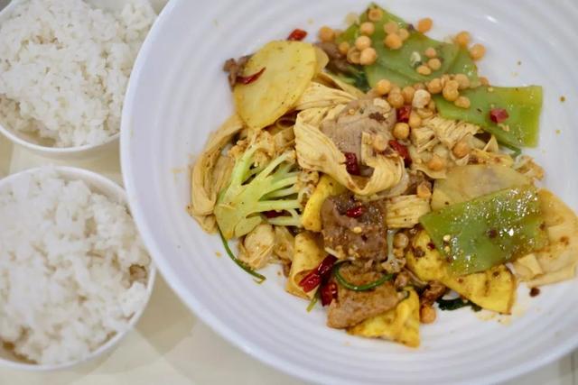 宁波的浙江万里学院有个网红食堂，进来随意感受一下