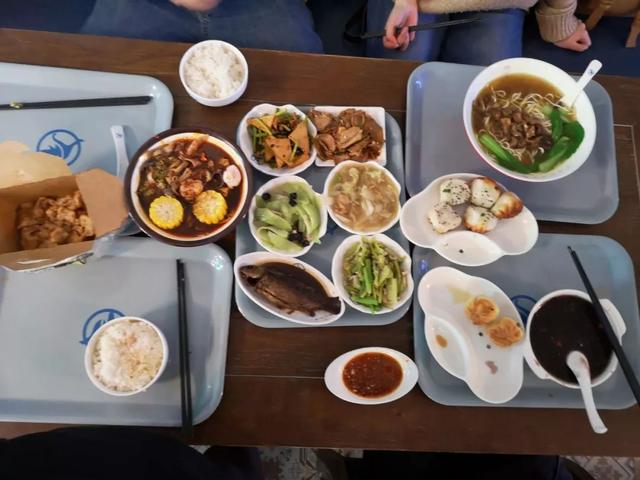 宁波的浙江万里学院有个网红食堂，进来随意感受一下