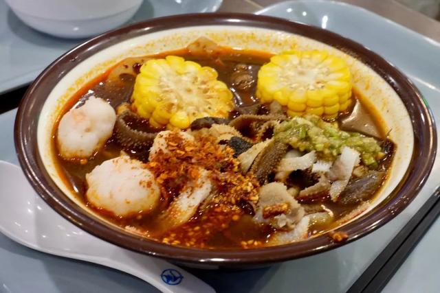 宁波的浙江万里学院有个网红食堂，进来随意感受一下