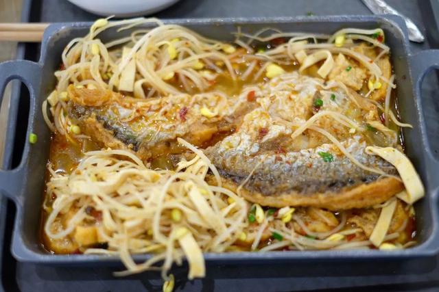 宁波的浙江万里学院有个网红食堂，进来随意感受一下